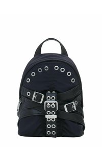 Must-nahk seljakott mustast nailonist, nahkdetailide ja hõbedaste silmadega ning rihmadega ees. Ümar ülaosa ja kahekordne õlarihm.