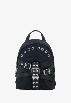 Mochila en nylon negro con detalles en cuero, con ojales plateados y correas en la parte delantera. Parte superior redondeada y dobles correas para los hombros.