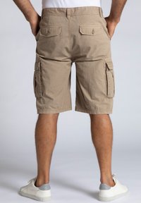 Beige cargoshorts van een katoenmix, uitgerust met twee achterzakken en twee zijzakken, met een rechte snit en gestikte details.