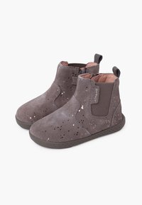 Stivaletti alla caviglia in suede grigio con motivi decorativi intagliati e accenti di glitter. Pannelli elastici laterali e linguette per una facile calzata. Morbido rivestimento interno.