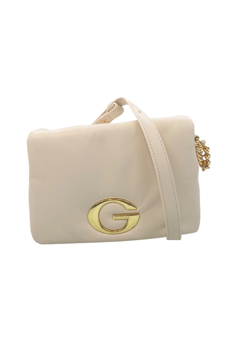 Pochette in pelle crema con logo "G" dorato. Presenta una tracolla rimovibile e un accento a catena su un lato. Texture liscia e forma rettangolare.