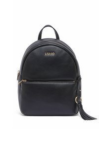 Sac à dos en cuir noir de forme arrondie, avec une poche avant zippée, des ferrures dorées et un accent pompon. Nom de la marque "LIUJO" embossé à l'avant.
