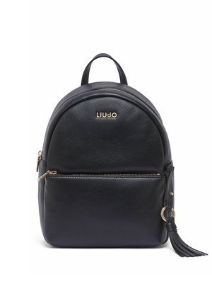 Sac à dos en cuir noir de forme arrondie, avec une poche avant zippée, des ferrures dorées et un accent pompon. Nom de la marque "LIUJO" embossé à l'avant.