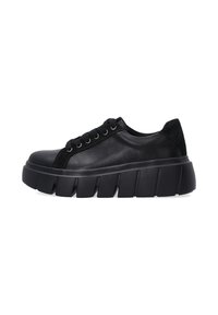 Schwarzer Sneaker mit einem Obermaterial aus glattem Leder und Wildlederakzenten. Verfügt über eine dicke, geriffelte Sohle, sechs Ösen und ein rundes Zehendesign.