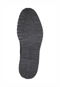 Suela de zapato de goma negra que presenta un patrón de banda de rodadura robusto con profundas ranuras y crestas para mejorar la tracción y el agarre.