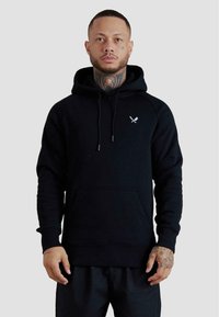 Felpa nera con cappuccio, tasca a marsupio, polsini a coste e un piccolo logo con spade incrociate sul petto a sinistra. Texture morbida.