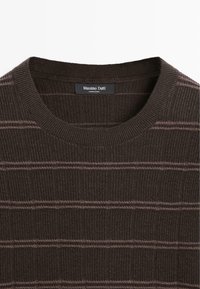 Bruine geribbelde gebreide trui met lichte horizontale strepen en een ronde halslijn, gelabeld Massimo Dutti, gemaakt in China.