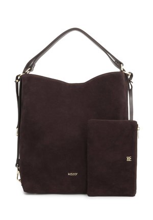 Torebka z ciemnobrązowego zamszu z pasującym portfelem zapinanym na zamek, oba z drobnymi złotymi detalami logo i skórzanymi paskami.