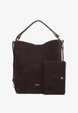 Tumši brūna zamšādas soma ar atbilstošu maku ar rāvējslēdzēju, abiem ar maziem zelta logotipa elementiem un ādas siksniņām.