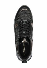 Sneaker nera con tomaia in rete, dettagli in pelle liscia, superficie testurizzata, lacci rotondi, chiusura con cerniera e logo sulla linguetta e sul lato.