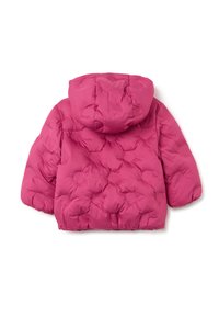 Roze pufferjack met een capuchon, gekenmerkt door een gequilt patroon en een gewatteerde textuur. Korte mouwen en een ronde zoom maken het ontwerp compleet.