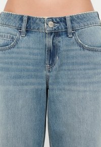 Blugi din denim albastru deschis cu un design clasic cu cinci buzunare, prevăzuți cu închidere cu nasture și decolorare subtilă pe partea din față și din spate.