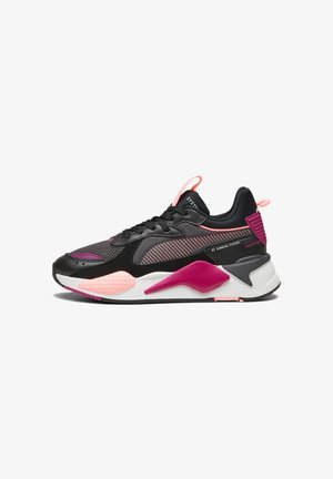 Zapatilla deportiva negra y gris con detalles en rosa, parte superior de malla sintética, cuello acolchado, entresuela texturizada y elementos de diseño geométrico distintivos.