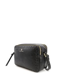 Borsa in pelle nera con zip dorata, caratterizzata da dettagli di cucitura lungo i bordi e una tracolla removibile per opzioni di trasporto versatili.