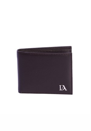 Cartera de cuero marrón oscuro con doble pliegue, costuras visibles y un logo plateado "DA" en la esquina inferior derecha, cerrada sobre un fondo blanco.