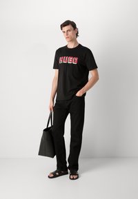 HUGO DAQERIO - T-shirt med print - black