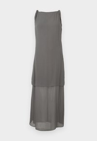 Γκρι μάξι φόρεμα από ελαφρύ, ρέον ύφασμα. Διαθέτει λεπτές τιράντες, άνετη εφαρμογή και στρωματοποιημένο σχέδιο με διάφανο κάλυμμα.