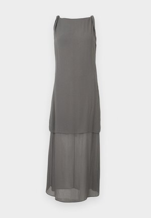 Robe longue grise en tissu fluide et léger. Elle présente des bretelles fines, une coupe décontractée et un design en couches avec une superposition transparente.