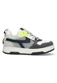 Sneaker z białym, szarym i czarnym wzorem. Posiada siateczkowe panele, neonowo zielony akcent oraz teksturowane zamszowe sekcje. Czarna gumowa podeszwa.