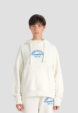 Felpa crema con tasca frontale, cappuccio con cordoncino e testo grafico blu. Etichettata "GARELLO ATHLETIC CAMPS diadora SINCE 1948." Tessuto morbido.
