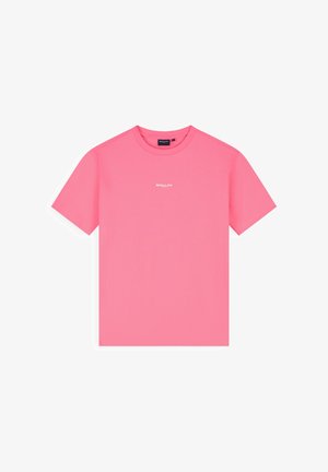 Roze T-shirt met korte mouwen en ronde hals, met een klein wit logo "BALLIN'" in het midden van de borst.