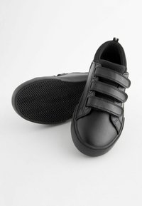 Czarne syntetyczne buty z trzema regulowanymi paskami na rzep, zaokrąglony czubek i podeszwa w wzór jodełki. Gładka tekstura, niski profil.