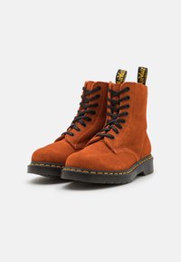 Dr. Martens Stivaletti stringati - tan