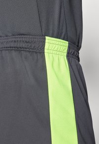 Nike Performance SHORT - Kurze Sporthose - anthracite/volt