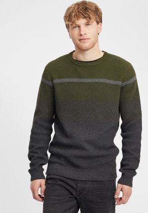 Strickpullover mit Rundhalsausschnitt in Olivgrün und Anthrazitgrau, mit einem strukturierten Muster und gestreiften Akzenten sowie gerippten Bündchen und Saum.