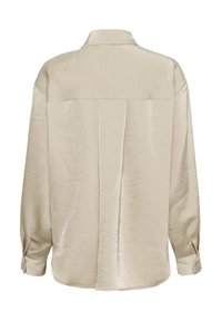 Blouse longue en satin beige à manches longues avec col, poignets boutonnés et un pli au centre du dos.