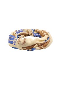 Jasnobeżowa opaska na głowę z niebieskimi i brązowymi abstrakcyjnymi wzorami, skręcona w okrągły kształt na białym tle.