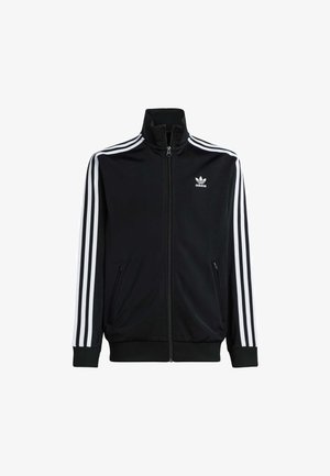 Chaqueta deportiva negra con un alto cuello, cremallera completa, acentos de rayas blancas en las mangas, dos bolsillos laterales y un pequeño logo blanco en el pecho.