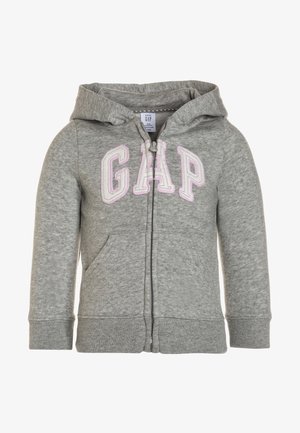 Grå baby-hoodie med frontlynlås, kængurulommer og "GAP"-logo i hvide og pink bogstaver på brystet.