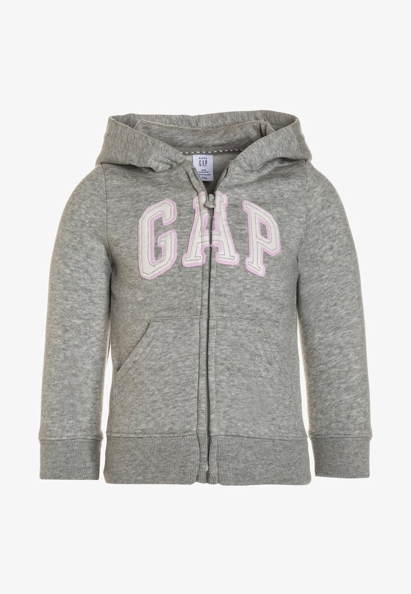 Sweat à capuche pour bébé gris avec fermeture éclair frontale, poches kangourou et logo "GAP" en lettres blanches et roses sur la poitrine.