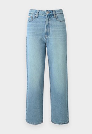 Világoskék farmernadrág magas derékszélességgel, egyenes, széles szárakkal, finoman kopott textúrával, öt zsebes kialakítással és fém gombos záródással.