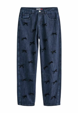 Dunkelblaue Jeans im relaxed Fit, mit schwarzen Samtschleifen-Verzierungen, die auf der Stoffoberfläche verteilt sind.