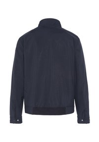 Veste bomber bleu marine avec col montant, manches élastiques et ourlet côtelé. Texture lisse, subtil éclat et accents à boutons-pression.