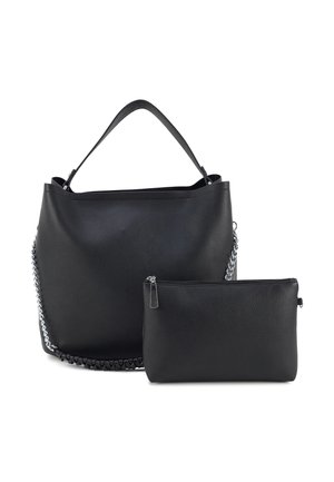 Zwart gestructureerde leren handtas met korte handgreep en zilveren kettingdetail, samen met een bijpassend klein zakje met rits.
