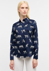 Navyblaues Hemd mit silbernem Leopardenmuster, langen Ärmeln, Button-Down-Kragen und glatter Textur. Es zeigt verschiedene Posen von Leoparden.