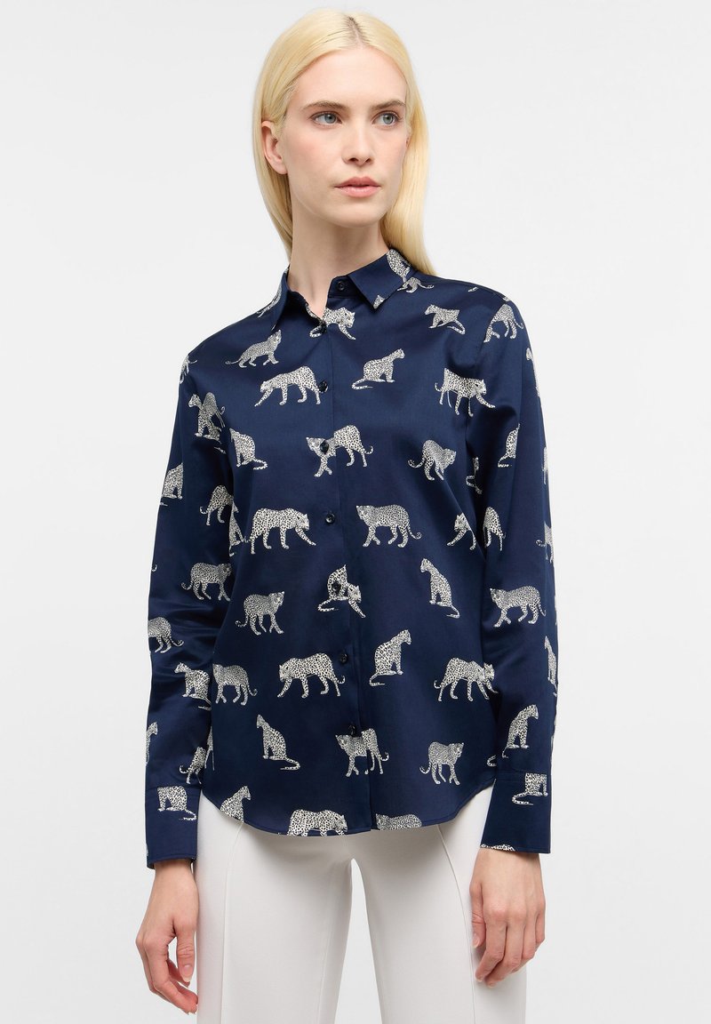 Navyblaues Hemd mit silbernem Leopardenmuster, langen Ärmeln, Button-Down-Kragen und glatter Textur. Es zeigt verschiedene Posen von Leoparden.