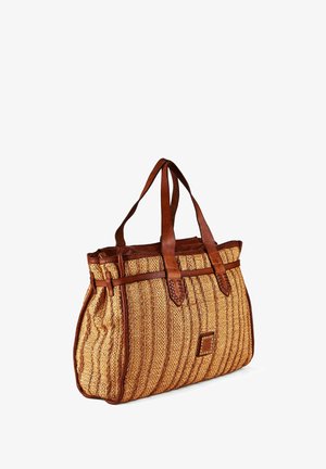 Borsa a mano in paglia intrecciata con righe verticali, rifiniture in pelle marrone, manici e cuciture decorative, vista angolata per mostrare fronte e lato.