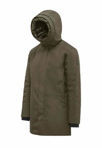 Cappotto imbottito verde oliva con cappuccio, caratterizzato da un'esterno liscio, dettagli di cuciture verticali e tasche laterali. Il cappuccio interno ha una finitura lucida.