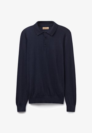 Marineblaues Langarm-Polohemd aus weichem Stoff mit klassischem Kragen, einer Knopfleiste mit drei Knöpfen und gerippten Bündchen und Saum.