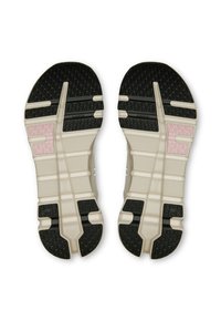 Schoenzolen met een beige basis, zwarte profielpatronen en kleine roze gripsecties, met een symmetrisch ontwerp en "Cloudtec" branding.