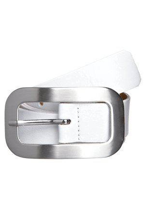 Biały skórzany pasek zwinięty z dużą prostokątną srebrną metalową sprzączką i wystającym trzpieniem widocznym na środku z przodu.