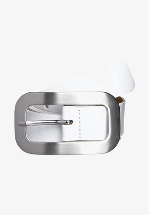 Biały skórzany pasek zwinięty z dużą prostokątną srebrną metalową sprzączką i wystającym trzpieniem widocznym na środku z przodu.