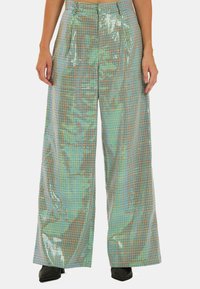 Glanzende, wijdvallende broek met een meerkleurig ruitpatroon, gemaakt van reflecterend materiaal. Hoge taille met plooien en zijzakken.