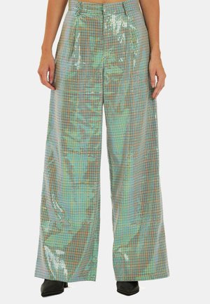 Glanzende, wijdvallende broek met een meerkleurig ruitpatroon, gemaakt van reflecterend materiaal. Hoge taille met plooien en zijzakken.