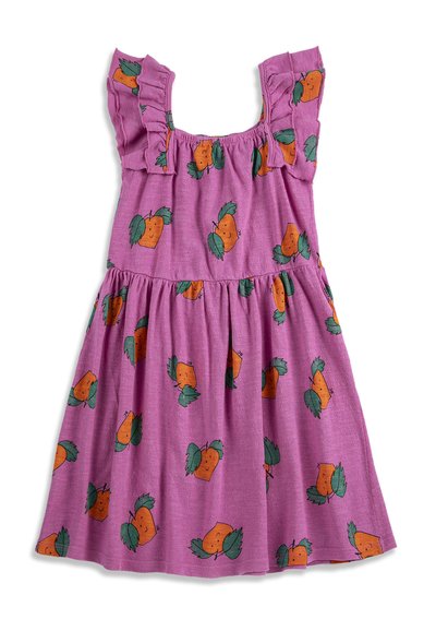 Robe violette sans manches avec des bretelles à volants et des motifs d'oranges souriantes avec des feuilles vertes imprimés partout.