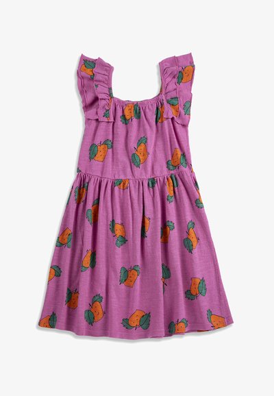 Robe violette sans manches avec des bretelles à volants et des motifs d'oranges souriantes avec des feuilles vertes imprimés partout.